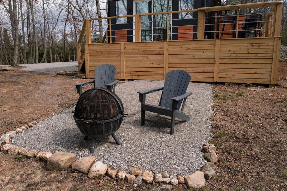 Cozy Secluded Studio Chalet with Outdoor Shower & Scenic Brow Views near Cloudland Canyon State Park, Menlo, Georgia House in Alabama