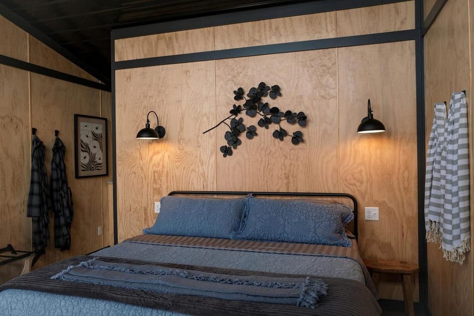 Cozy Secluded Studio Chalet with Outdoor Shower & Scenic Brow Views near Cloudland Canyon State Park, Menlo, Georgia House in Alabama