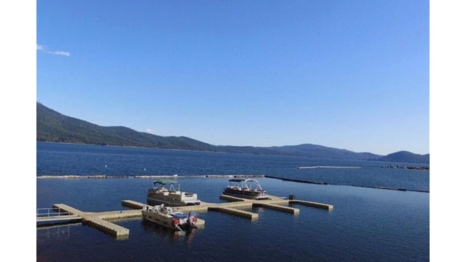 Cozy Lakeside Cabin, Steps from Lake Almanor and Close to Lassen Volcanic National Park in California Cabin in Lake Almanor