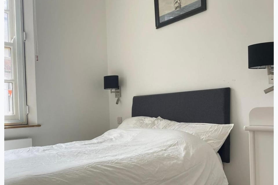 3 Bedroom Apartment Sleeps 6 with Free Parking Apartment in East Devon District
