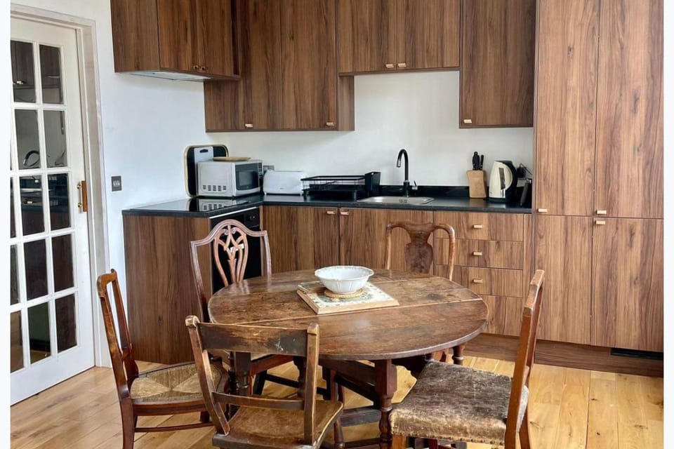 3 Bedroom Apartment Sleeps 6 with Free Parking Apartment in East Devon District