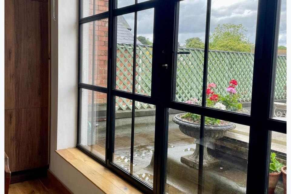 3 Bedroom Apartment Sleeps 6 with Free Parking Apartment in East Devon District