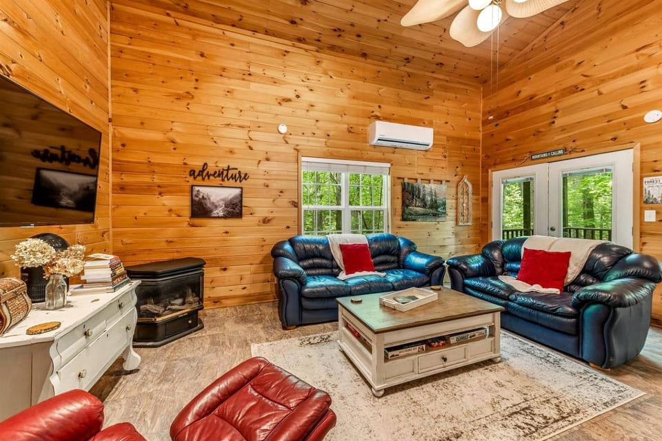 Secluded Cozy Wooden Cabin in Fort Payne, Alabama Cabin in Fort Payne
