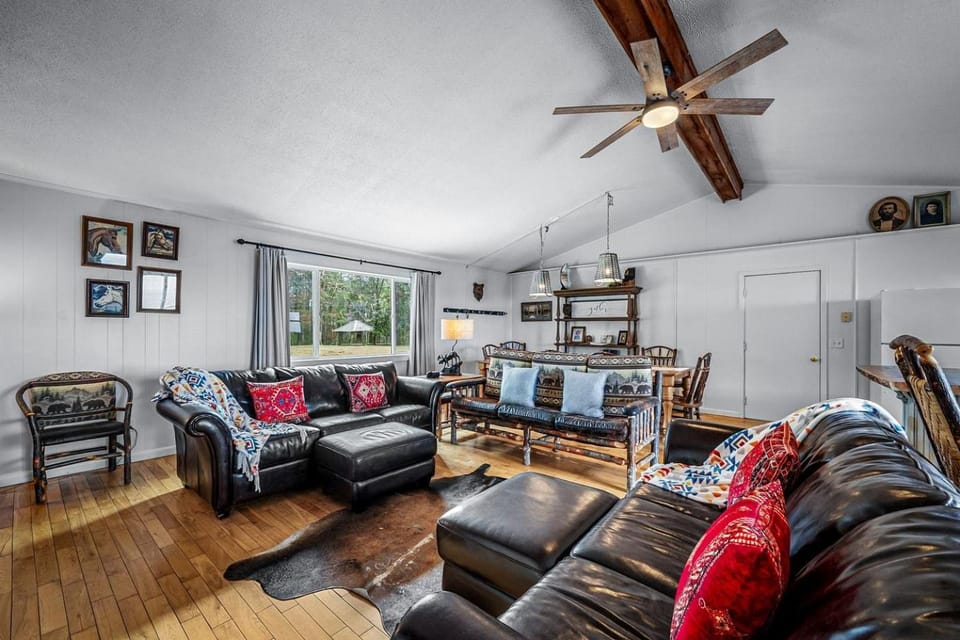 Incredible Cottage with Breathtaking Views from the Amazing Deck, the Perfect Base for Exploring the Area Around Mentone, Alabama House in Mentone