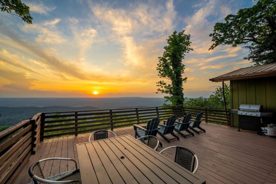 Incredible Cottage with Breathtaking Views from the Amazing Deck, the Perfect Base for Exploring the Area Around Mentone, Alabama House in Mentone
