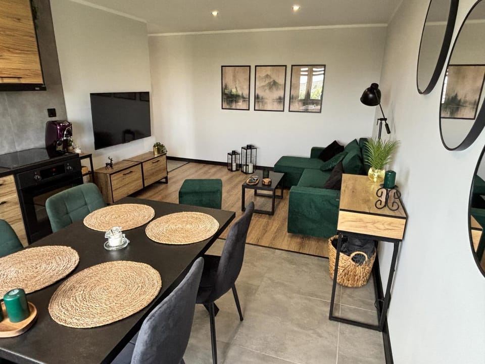 TV and multimedia, Kitchen or kitchenette, Living room, Seating area, Dining area