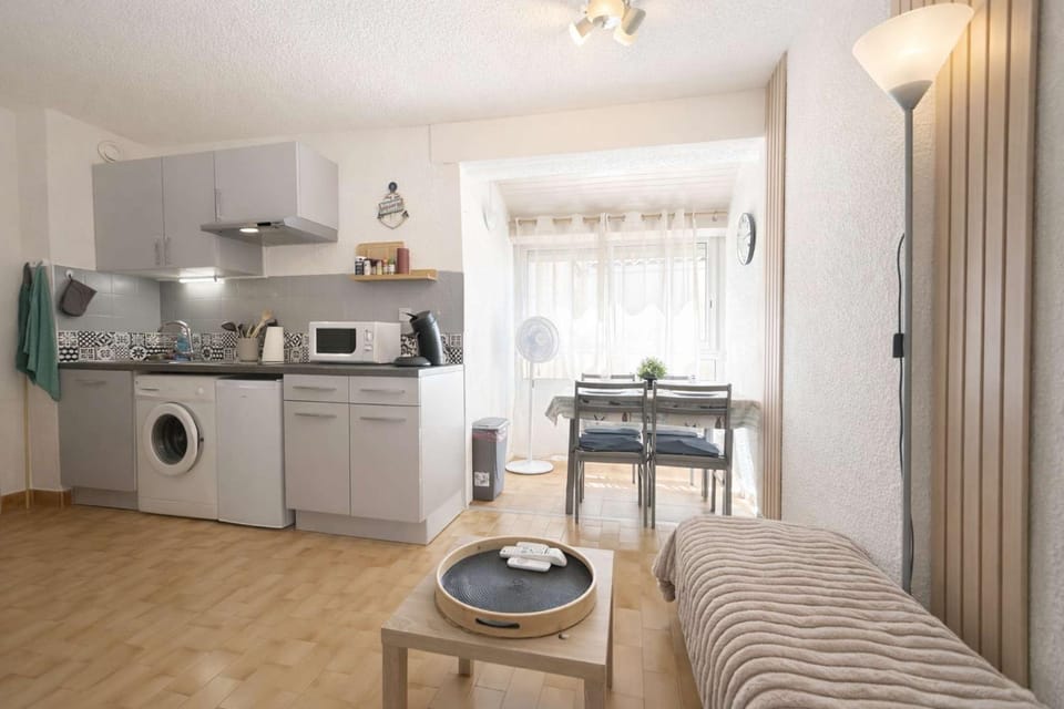 Kitchen or kitchenette, Living room, washing machine