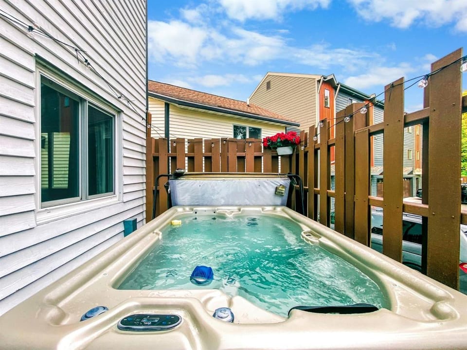 Charming Sister Bay Vacation Home with Hot Tub, Steps from Beach & Downtown, Wisconsin House in Sister Bay