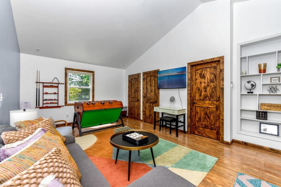 Charming Sister Bay Vacation Home with Hot Tub, Steps from Beach & Downtown, Wisconsin House in Sister Bay