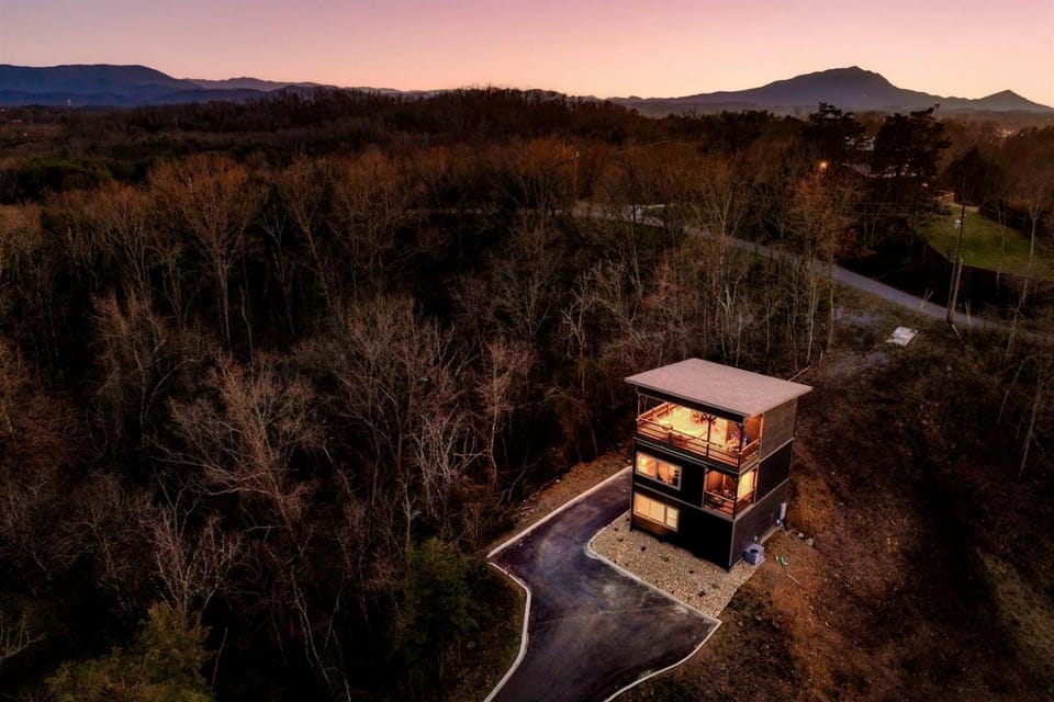 Beautiful Cabin with Private Hot Tub and Panoramic Views of the Great Smoky Mountains on the Skydeck, Minutes from Dollywood Cabin in Sevierville
