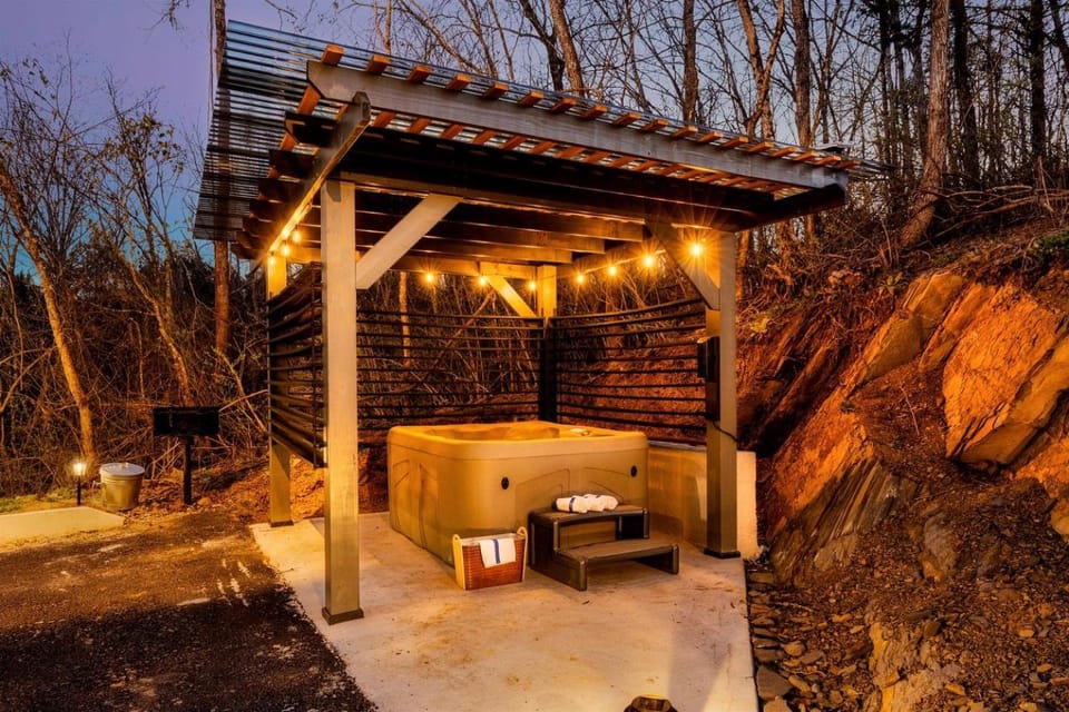 Beautiful Cabin with Private Hot Tub and Panoramic Views of the Great Smoky Mountains on the Skydeck, Minutes from Dollywood Cabin in Sevierville
