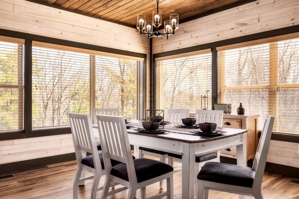 Beautiful Cabin with Private Hot Tub and Panoramic Views of the Great Smoky Mountains on the Skydeck, Minutes from Dollywood Cabin in Sevierville