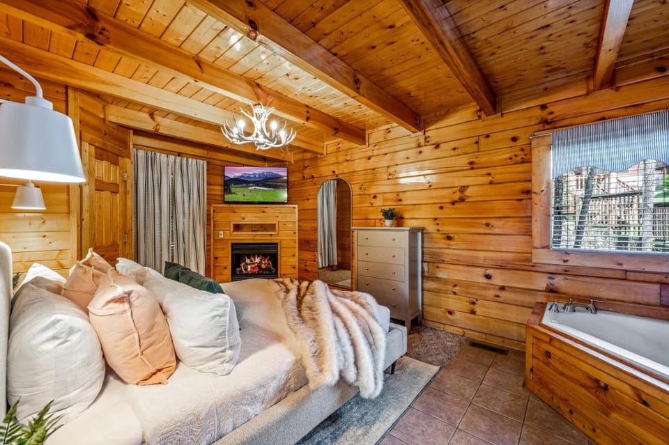 Romantic Smoky Mountain Cabin with Hot Tub, Scenic Views & Game Loft near Pigeon Forge, Tennessee Cabin in Pigeon Forge