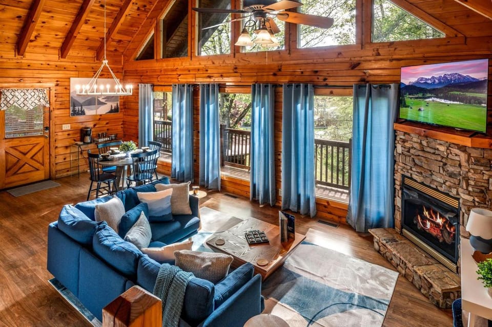 Romantic Smoky Mountain Cabin with Hot Tub, Scenic Views & Game Loft near Pigeon Forge, Tennessee Cabin in Pigeon Forge