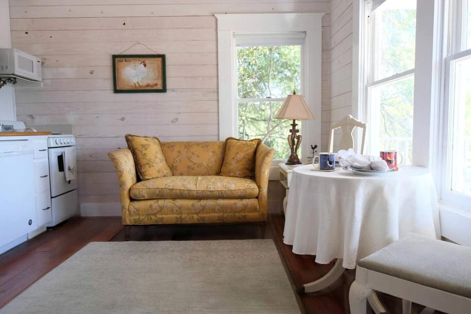 Beautiful Texas Cottage for a Romantic Canyon Lake Getaway House in Canyon Lake