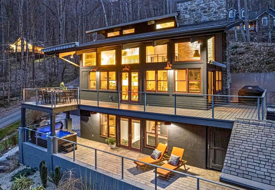 Cozy Mountain Escape with Panoramic Views & Hot Tub near Great Smoky Mountains, Waynesville, NC House in Waynesville