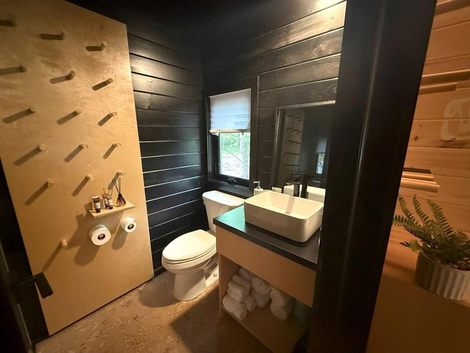 Willow: Modern Eco-Pod Retreat in Pennsylvania Forest in a Tiny Cabin with Scenic Views Cabin in New Jersey