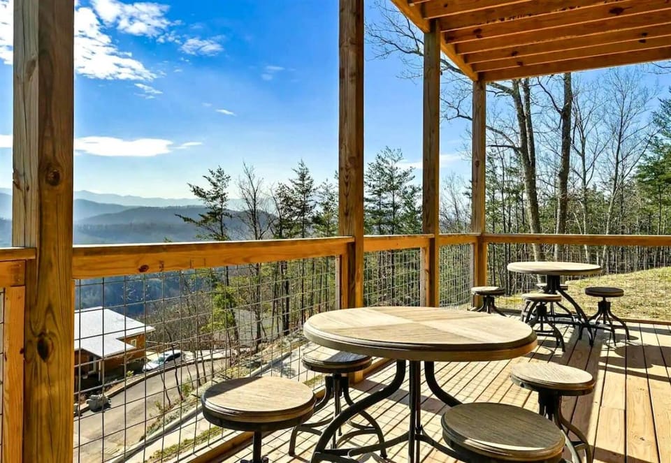 Luxurious Sevierville Mountain Retreat • Heated Indoor Pool, Hot Tub & Arcade, Sevierville, TN House in Sevier County