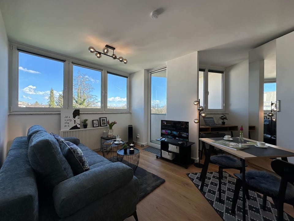 TV and multimedia, Living room, Seating area, Dining area