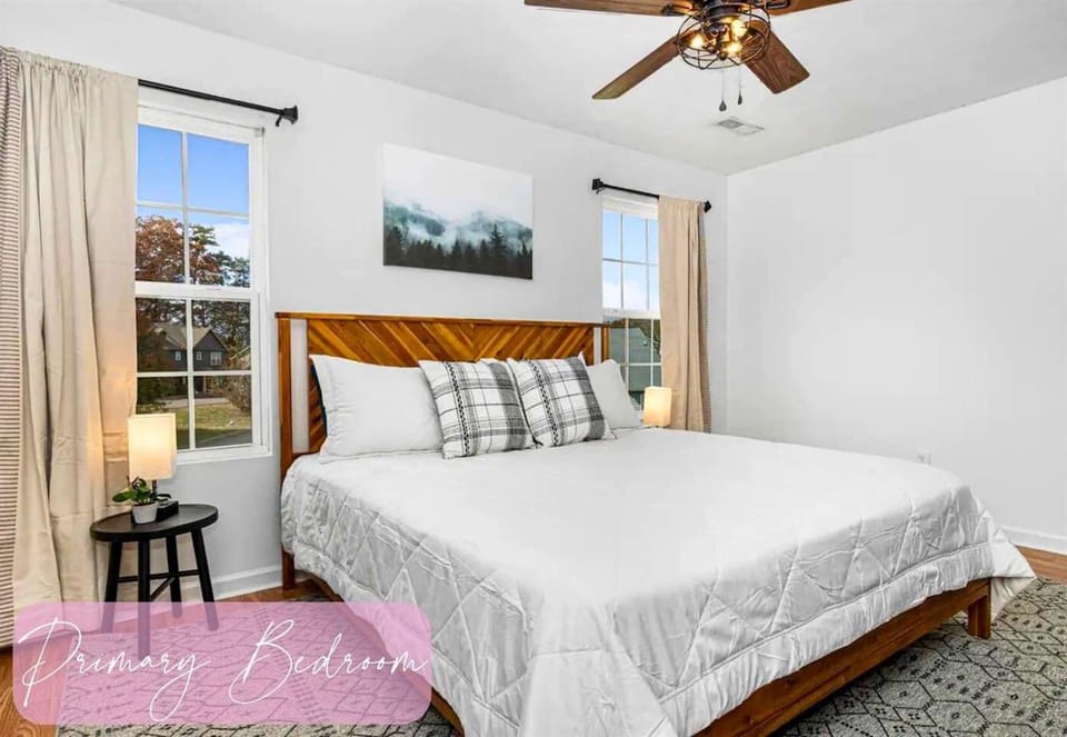 Charming Family Retreat with Hot Tub near Dollywood in Sevierville, Tennessee House in Sevierville