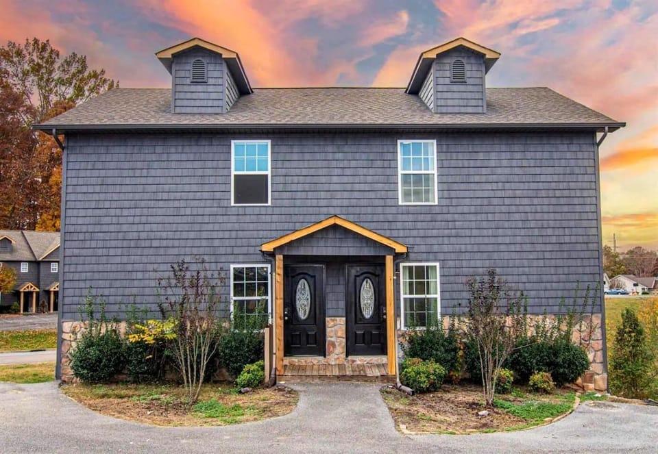 Charming Family Retreat with Hot Tub near Dollywood in Sevierville, Tennessee House in Sevierville