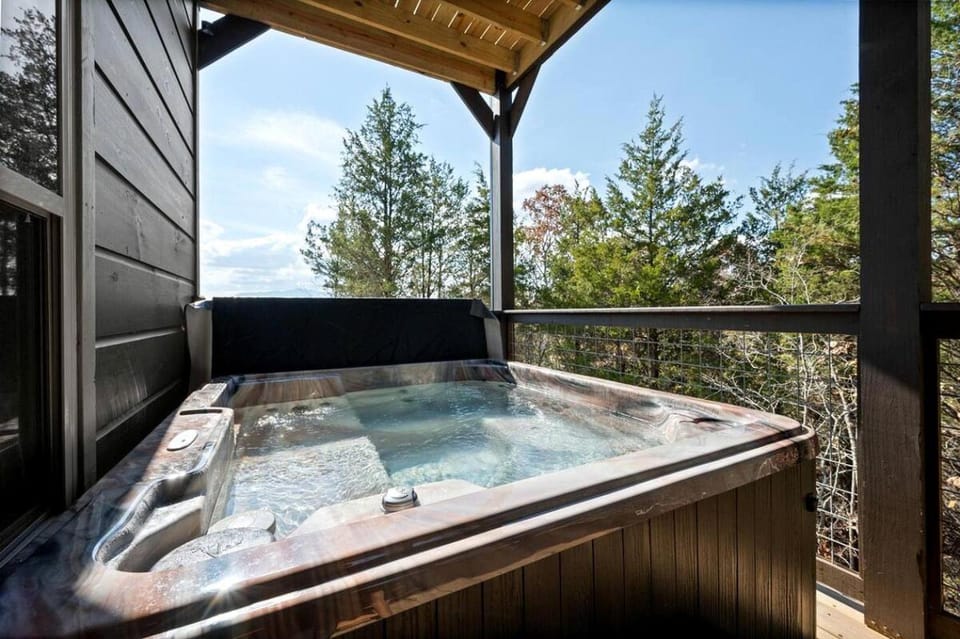 Charming Family Cabin • Hot Tub & Game Room • Near Dollywood in Sevierville, TN Cabin in Sevierville