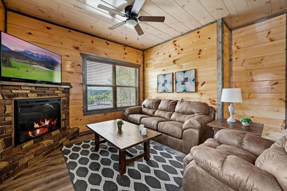 Charming Family Cabin • Hot Tub & Game Room • Near Dollywood in Sevierville, TN Cabin in Sevierville