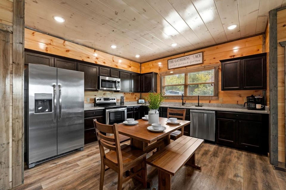 Charming Family Cabin • Hot Tub & Game Room • Near Dollywood in Sevierville, TN Cabin in Sevierville