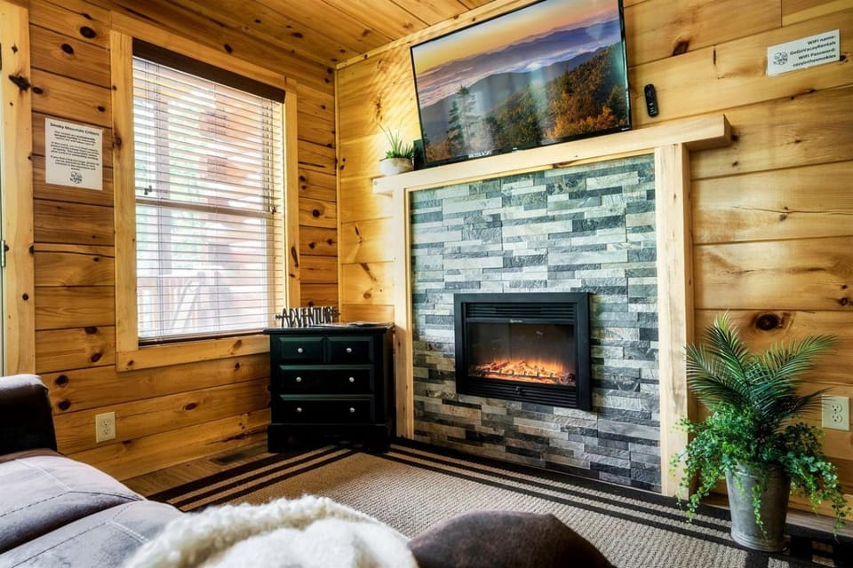 Impressive Secluded Cabin with Hot-tub and Foosball in Pigeon Forge, Tennessee Cabin in Pigeon Forge