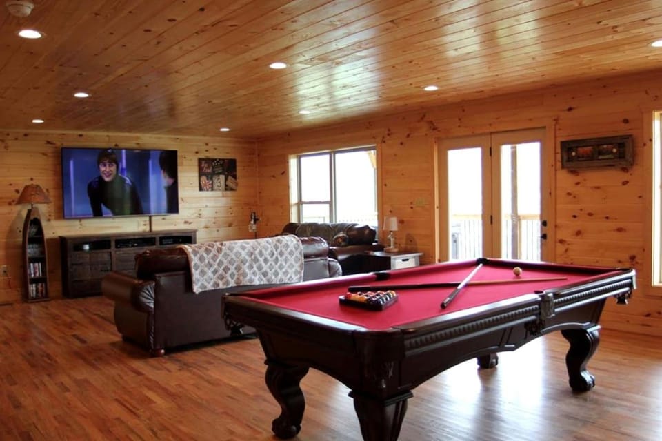 Impressive Cabin with Pool Table and Hot-Tub in Gatlinburg, Tennessee Cabin in Gatlinburg