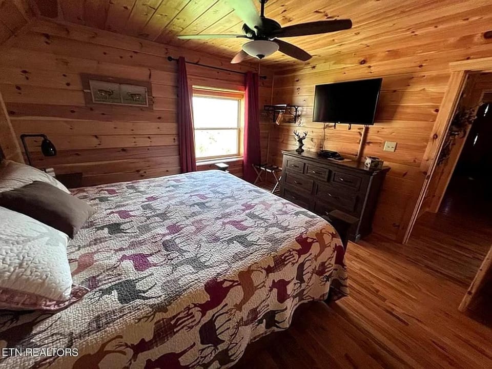 Impressive Cabin with Pool Table and Hot-Tub in Gatlinburg, Tennessee Cabin in Gatlinburg