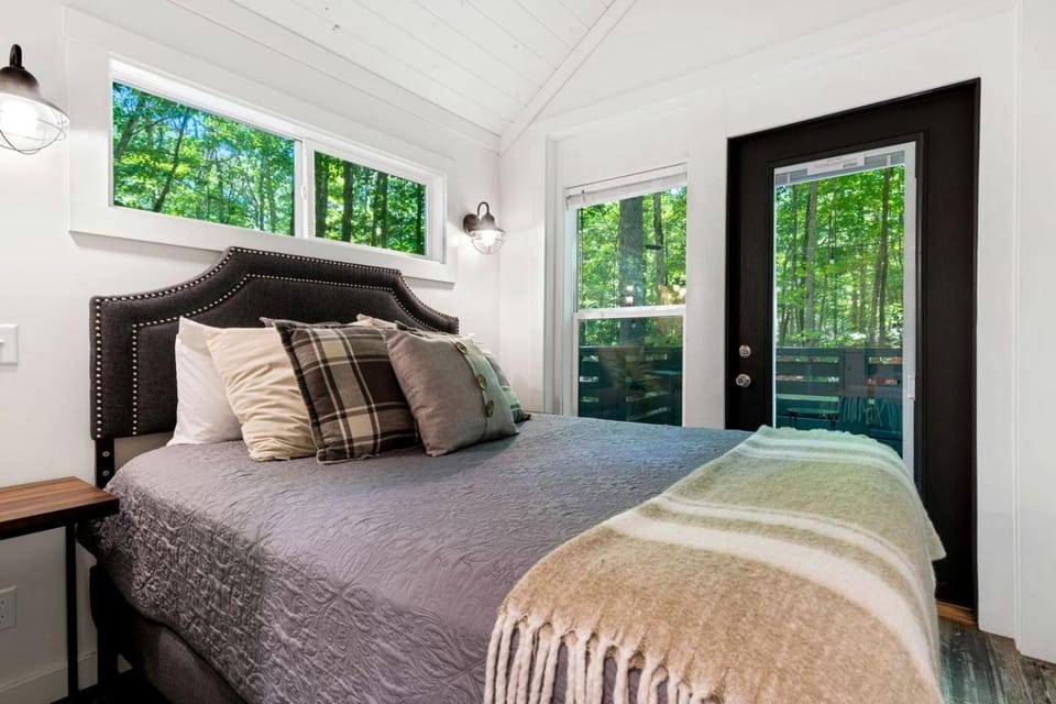 Luxurious Tiny Cabin with Hot-Tub and Fire Pit in Tennessee Cabin in Tennessee