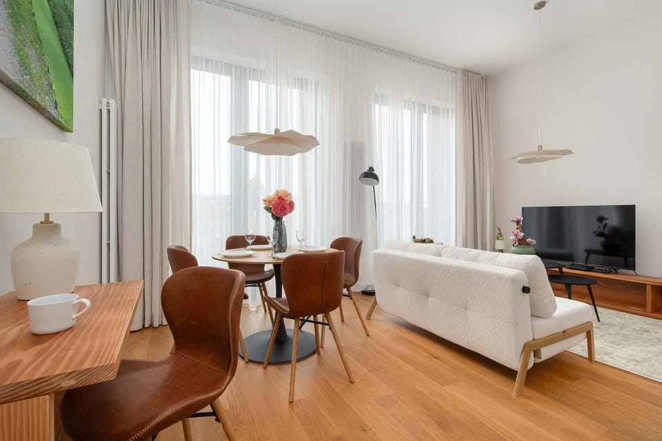 TV and multimedia, Living room, Seating area, Dining area