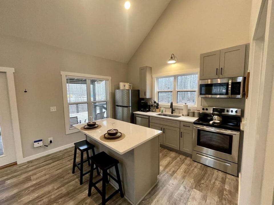 Pet-Friendly Cabin with Private Deck and BBQ in Tennessee Cabin in Monteagle