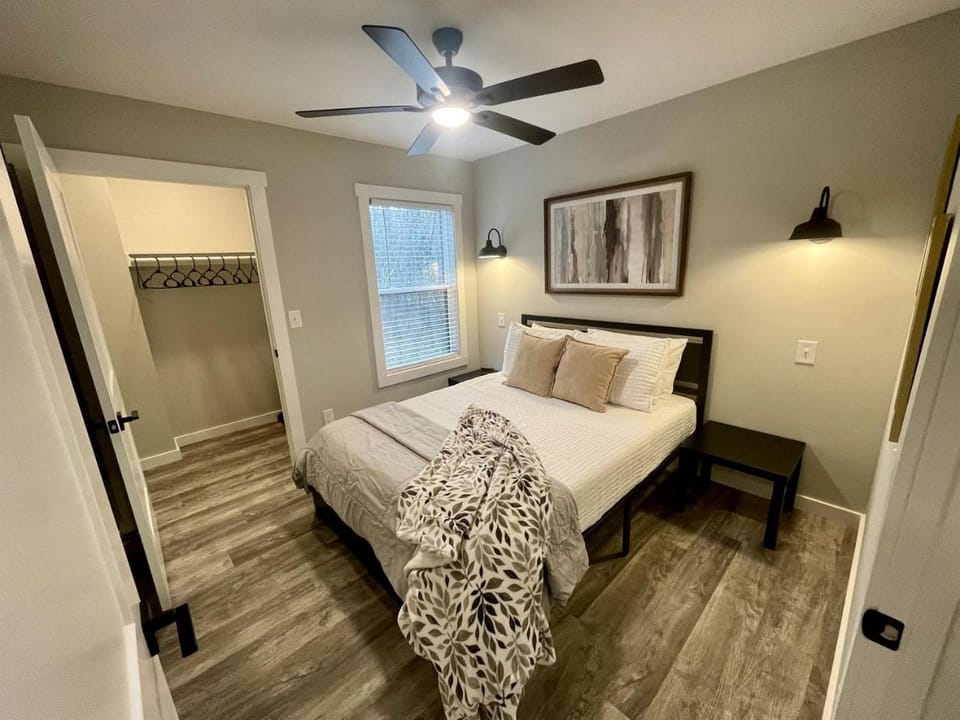 Pet-Friendly Cabin with Private Deck and BBQ in Tennessee Cabin in Monteagle
