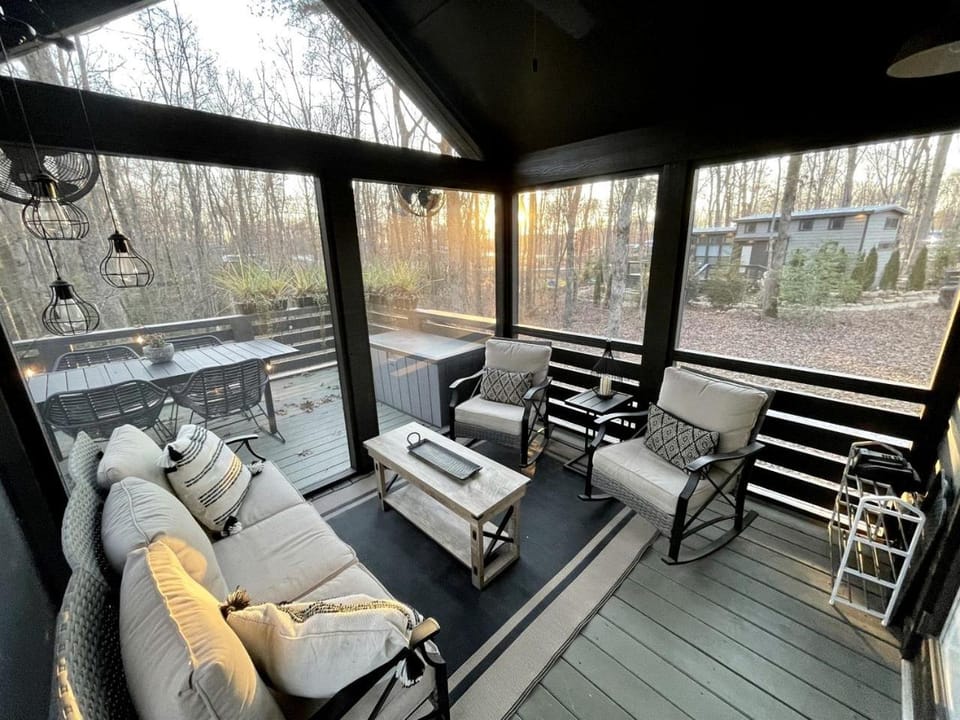 Chic Tiny Cabin with Jacuzzi, Screened Porch and Grill in Tennessee Cabin in Tennessee