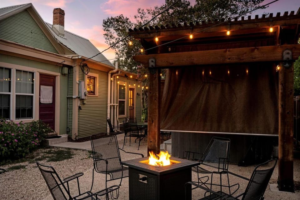 Pet Friendly, Rustic Cottage with Hot Tub and Charming Backyard, Perfect for a Weekend Escape from Austin, Texas House in Fredericksburg