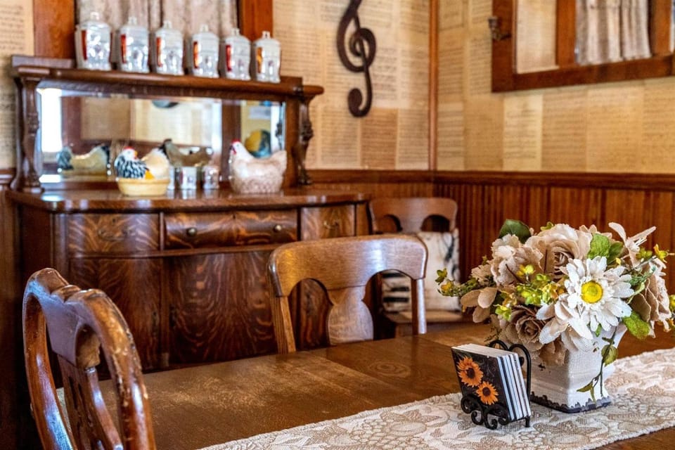 Pet Friendly, Rustic Cottage with Hot Tub and Charming Backyard, Perfect for a Weekend Escape from Austin, Texas House in Fredericksburg