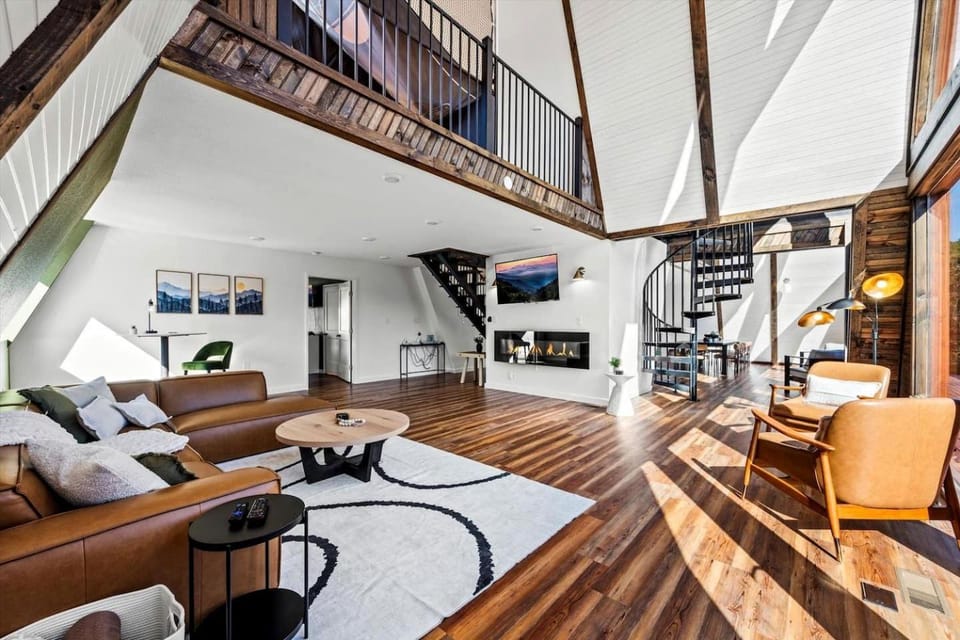 Lakeside Bliss – Spacious 4BR A-Frame Retreat in Sevierville, TN Chalet in Douglas Lake