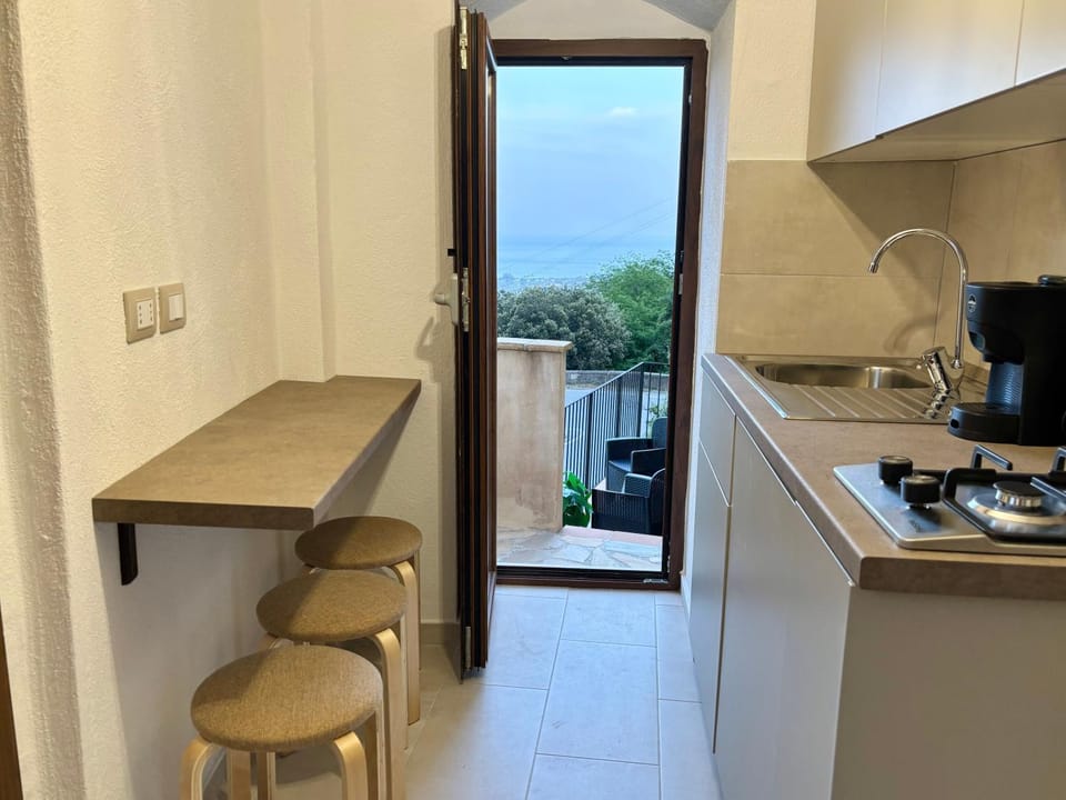 Kitchen or kitchenette, Dining area, stove