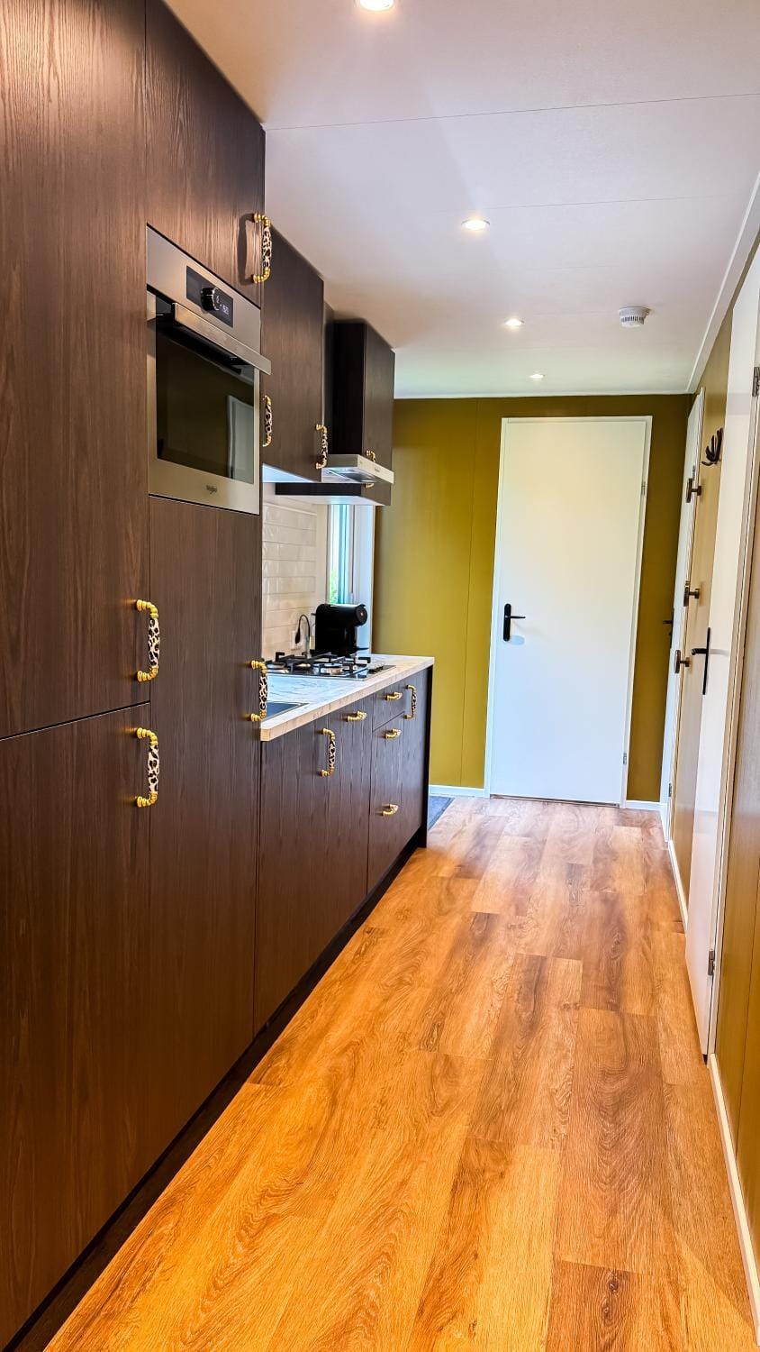 Leo l Tiny House l Panterprint, buitenbad, airco, speeltuin, bostuin Campground/ 
RV Resort in Epe