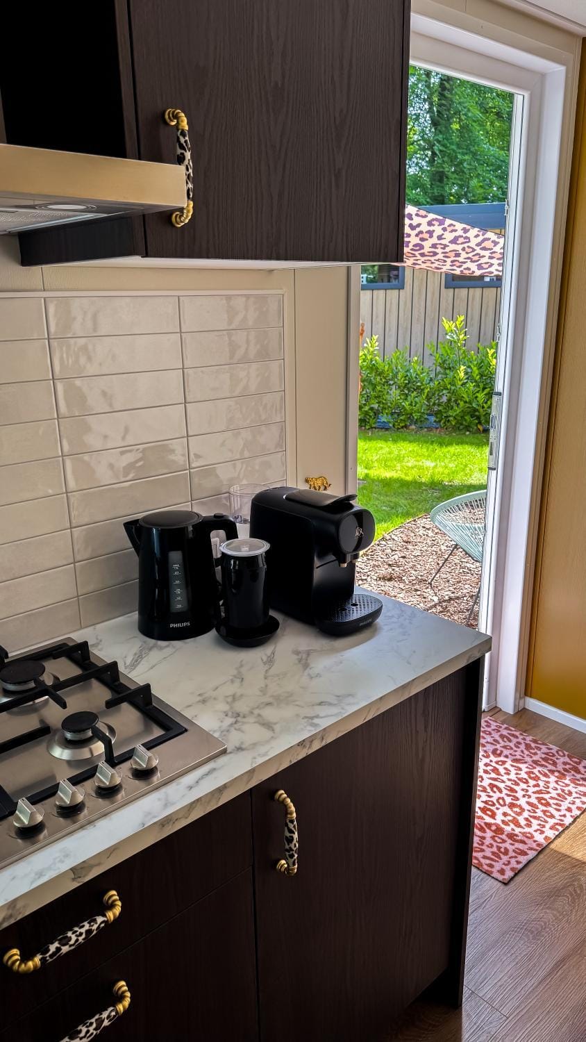 Leo l Tiny House l Panterprint, buitenbad, airco, speeltuin, bostuin Campground/ 
RV Resort in Epe