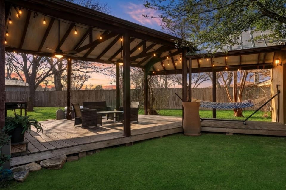 Cozy, Pet Friendly Cottage with Gorgeous Outdoor Space for a Weekend Getaway to New Braunfels, Texas House in New Braunfels