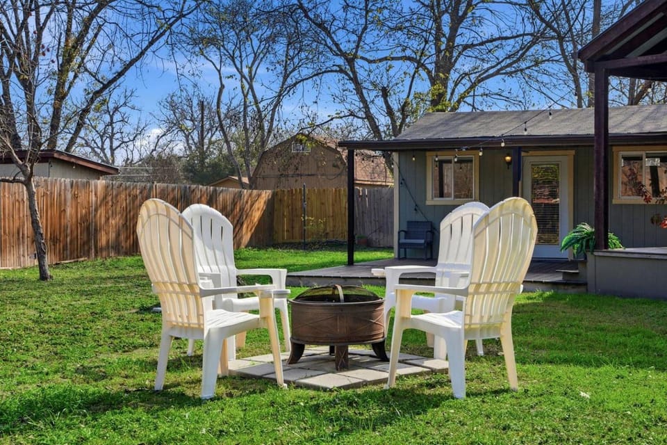 Cozy, Pet Friendly Cottage with Gorgeous Outdoor Space for a Weekend Getaway to New Braunfels, Texas House in New Braunfels