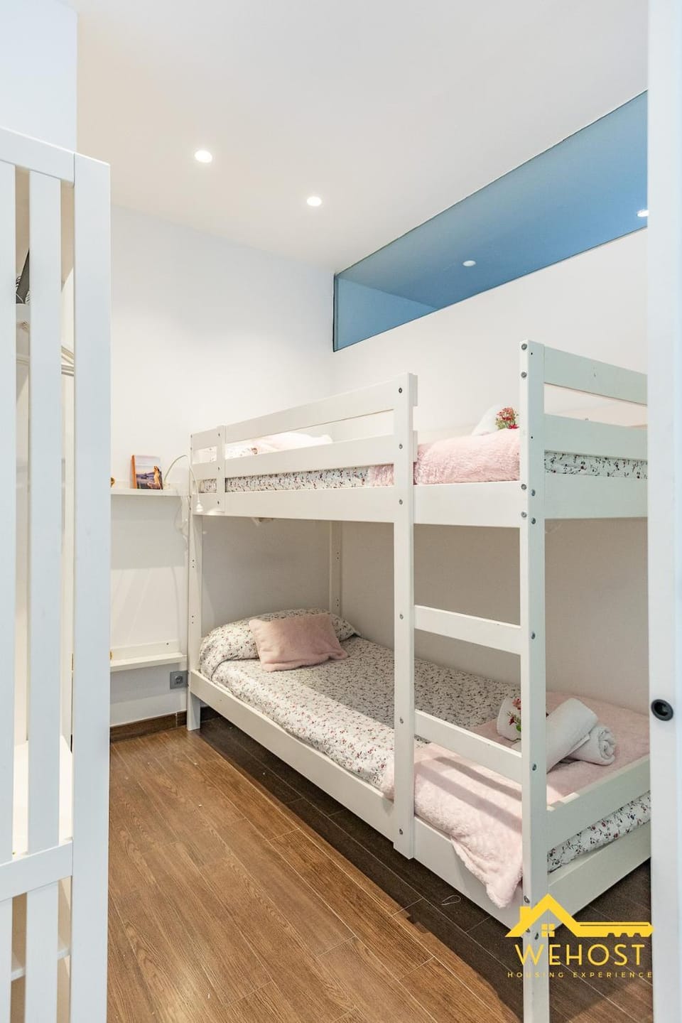 Bedroom, bunk bed, towels