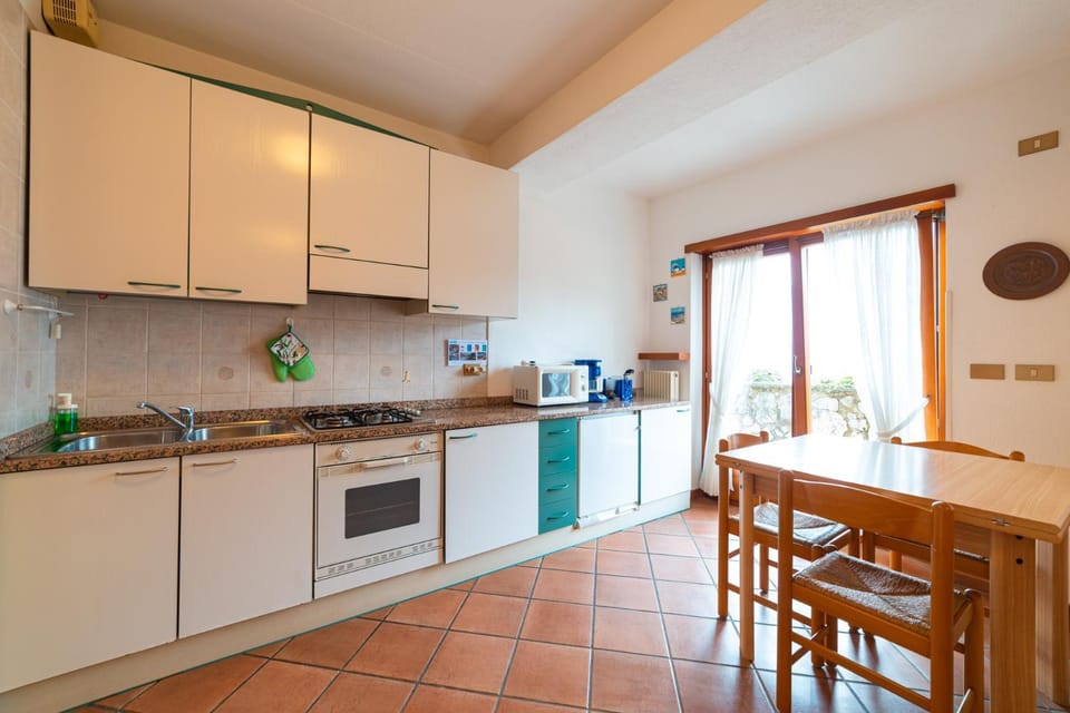Kitchen or kitchenette, oven