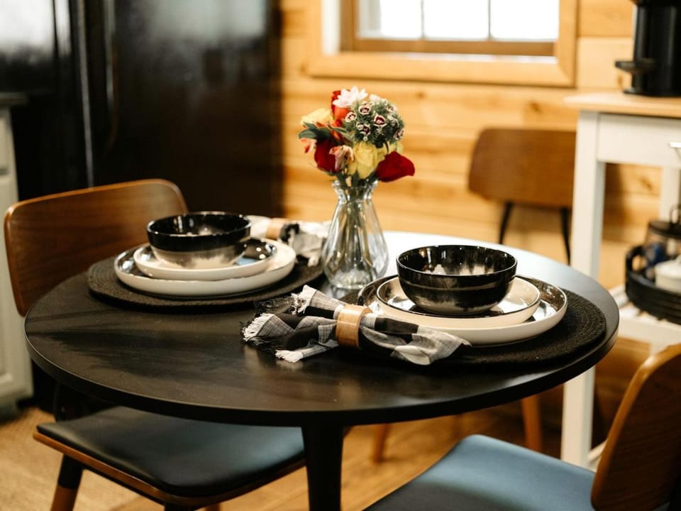Romantic and Secluded Log Cabin with Private Hot Tub in Eureka Springs, Arkansas Cabin in Eureka Springs
