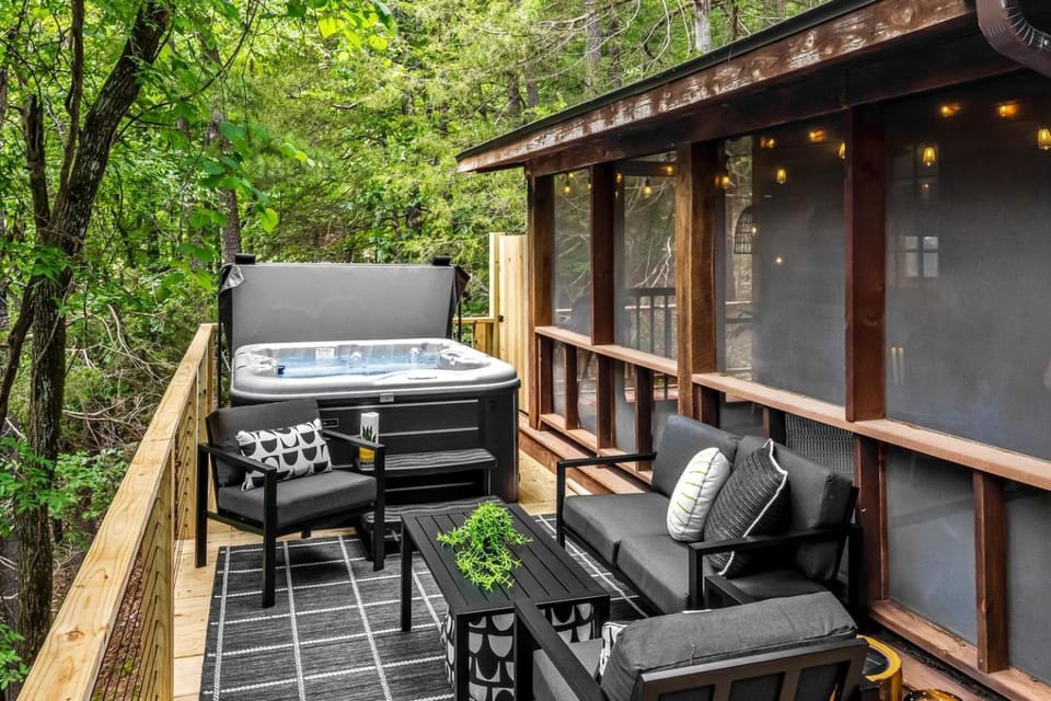 Romantic and Secluded Log Cabin with Private Hot Tub in Eureka Springs, Arkansas Cabin in Eureka Springs