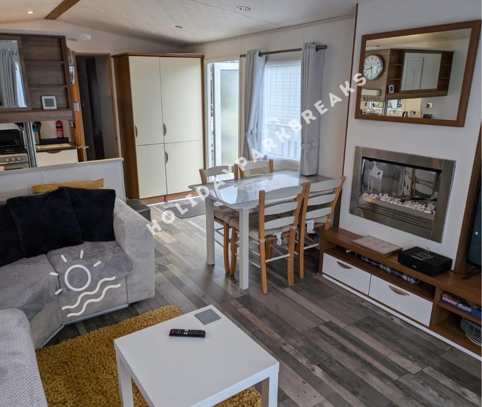 Large 2 bedroom Static Home at Seal Bay, Selsey House in Selsey