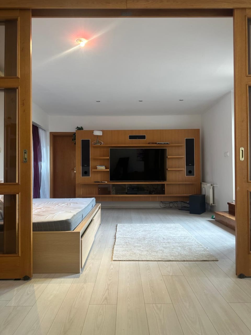 Bed, TV and multimedia, Bedroom